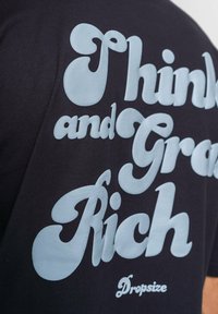 Sort t-shirt af bomuld i sort med lyseblå tekst, der siger "Think and Grab Rich" i en stiliseret skrift, med "Dropsize" nedenfor.