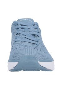 Ljust blå idrottssko med ett strukturerat mesh-övre, platta snören och en vit mellansula. Utformad för komfort och rörlighet med en rundad tå.