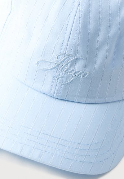 Gorra de béisbol azul claro con rayas finas y logo "Hugo" bordado en hilo del mismo color en el panel frontal.