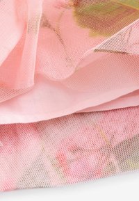 Helles rosa Netzgewebe mit floralem Print, unterlegt mit einfarbigem Pink. Weiche Textur, feines Netz und zarte Muster sichtbar.