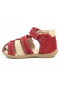 Sandalia abierta roja y crema con correas cruzadas, cierre de Velcro, suela de goma y detalle de costura en contraste. Adecuada para uso casual.
