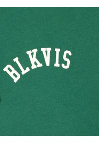 Sweat-shirt vert avec un texte blanc incurvé "BLKVIS" bien visible à l'avant. Le matériau semble doux avec une texture lisse.