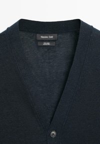 Mørk marineblå linnedcardigan med V-hals, lukning med enkelt knap og Massimo Dutti-mærke indeni kraven.
