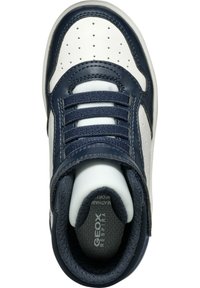 Marineblå og hvid sneaker med lædermateriale, perforerede detaljer og et klassisk høj-top design med snørrelukning.