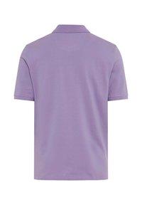 Vue arrière d'un polo uni violet clair à manches courtes avec col sur fond blanc.