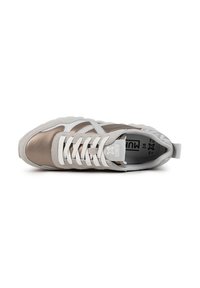 Sneakers con una toma superiore in bronzo metallico, arricchita da accenti in suede grigio, lacci bianchi piatti e una suola in gomma testurizzata.