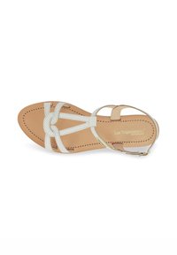 Sandali con cinturini, caratterizzati da una tomaia in tessuto bianco intrecciato, suola in pelle color beige chiaro e una cinghia alla caviglia regolabile con hardware dorato.