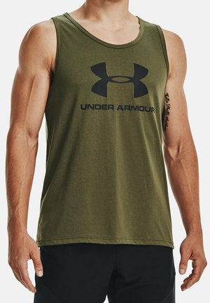 Débardeur vert olive en tissu doux, arborant un logo noir Under Armour sur le devant. Il possède un col rond et est sans manches.