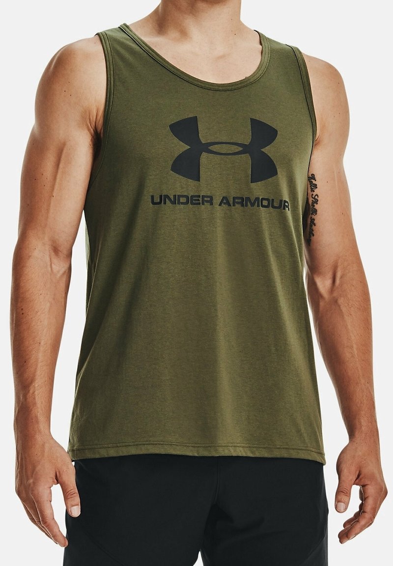 Olivinvihreä hihaton paita pehmeästä kankaasta, jossa edessä on musta Under Armour -logo. Siinä on pyöreä kaula-aukko ja hihaton malli.