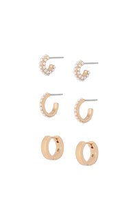 Tres pares de pendientes: dos con perlas crema sobre una base curva de tono dorado, y un par de aros sólidos de tono dorado con un acabado pulido.