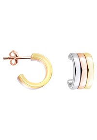 Guld- och silverörhängen i form av hoops; en med en slät gul emaljinsats, den andra har tre staplade band i gult, rosé och silver.