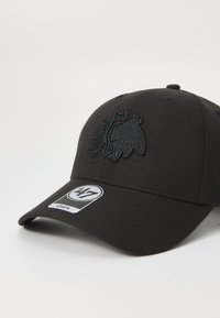 Čierny baseballový klobúk vyrobený z látky s vyšitým logom na prednej strane, s prehnutým šiltom a nastaviteľným popruhom na zadnej strane.