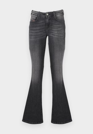 Vaqueros acampanados de color gris oscuro con detalles desvaídos, botón delantero, trabillas para cinturón y estilo de cinco bolsillos.