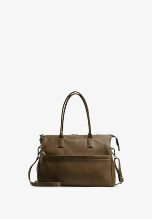 Sac de voyage en cuir marron avec des poignées doubles, une sangle d'épaule réglable, une poche zippée à l'avant et un fini texturé. Fermeture éclair en haut.