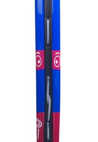 Equipamiento deportivo en azul y rosa con un acabado brillante, presenta un diseño vertical, acentos en negro y gráficos circulares superpuestos.