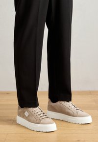 Niet geselecteerd, beige