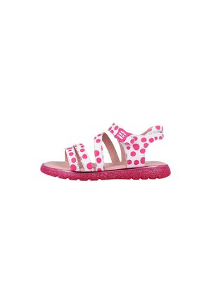 Sandalia infantil blanca con lunares rosas, con tres tiras y una suela rosa brillante, puntera abierta y cierre de velcro en el tobillo.