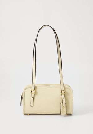 Borsa a mano in pelle gialla con due manici regolabili e di colore contrastante. Presenta hardware dorato, forma rettangolare e chiusura a zip.
