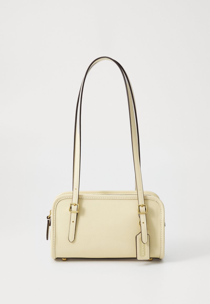 Gelbe Lederhandtasche mit zwei verstellbaren, kontrastierenden Trägern. Besitzt goldene Hardware, eine rechteckige Form und einen Reißverschluss.