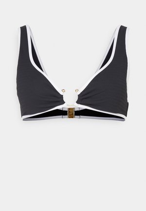 Haut de bikini noir avec des bordures blanches, cups triangulaires, comportant un détail en métal circulaire doré au centre et une fermeture à agrafe à l'arrière.