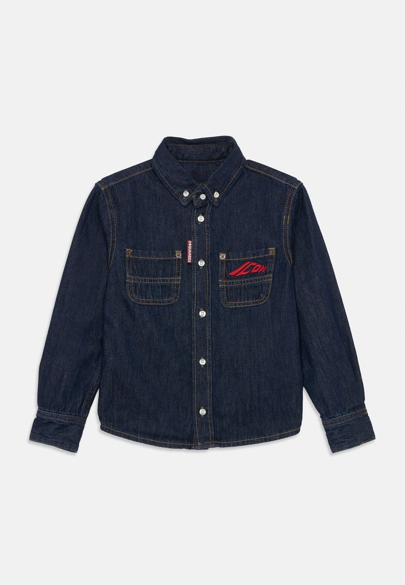 Chemise en denim bleu marine à boutons, avec deux poches poitrine, logo rouge brodé et boutons argentés. Dotée de manches longues et d'un col classique.
