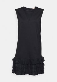 Sort ærmeløs kjole med V-hals og lynlåslukning bagpå, med en flæset tylkant nederst for tekstur og detalje.