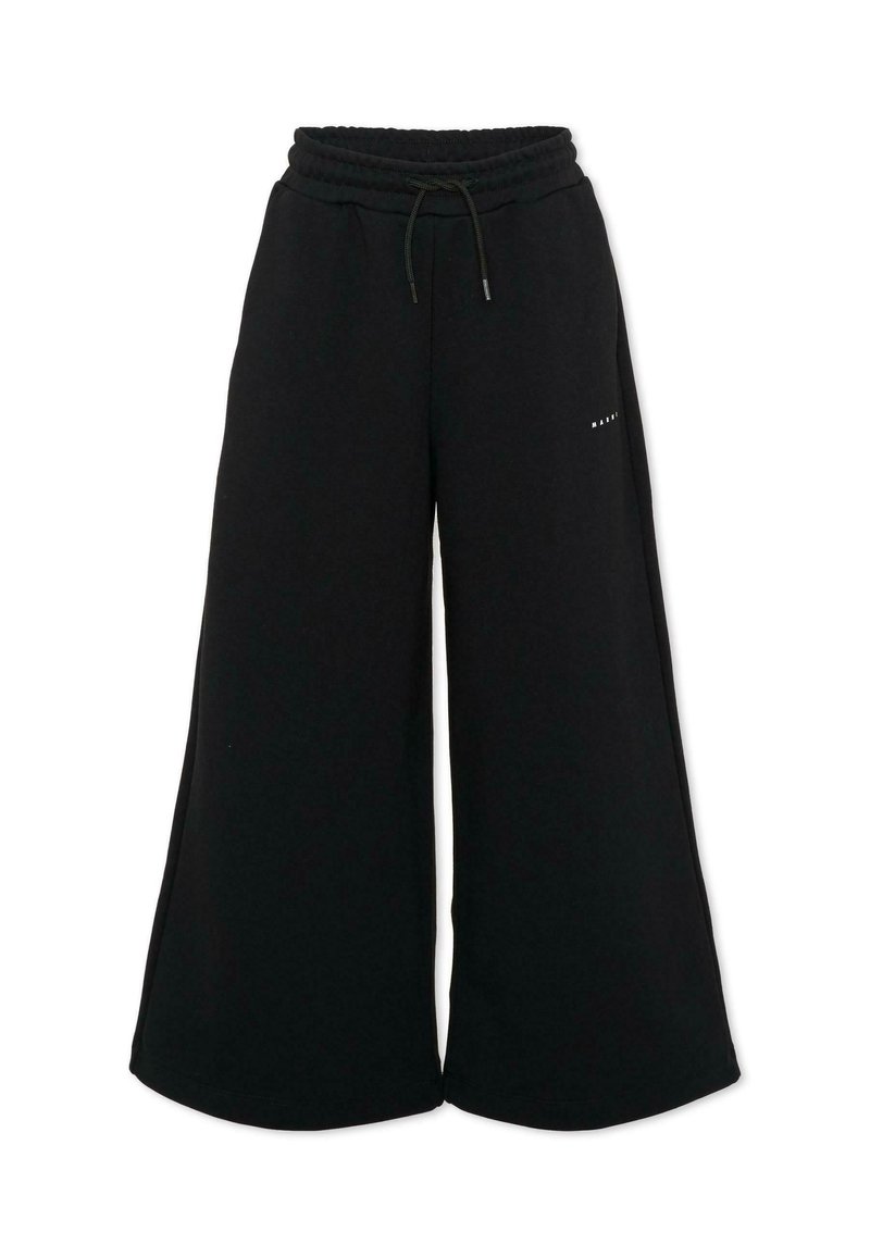 Czarne szerokie spodnie dresowe z elastycznym pasem i sznurkiem, małe białe logo na górnej lewej części uda.