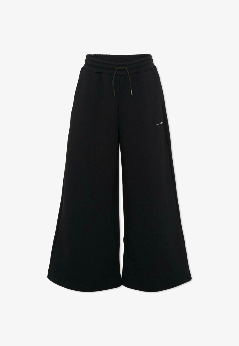 Czarne szerokie spodnie dresowe z elastycznym pasem i sznurkiem, małe białe logo na górnej lewej części uda.
