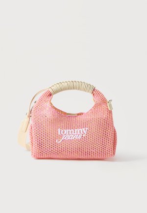 Bolso de malla rosa con asa envuelta en beige, correa beige desmontable y logo "tommy jeans" blanco centrado en el frente.