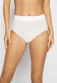 Witte hoogsluitende katoenen onderbroek met een soepele textuur, elastische tailleband en kanten afwerking bij de beenopeningen. Minimalistisch ontwerp.