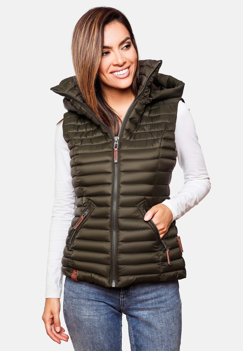Gilet matelassé vert olive avec un col haut, une fermeture éclair à l'avant et deux poches latérales. Présente des coutures horizontales et des accents en métal marron.