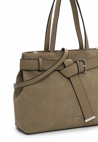 Borsa tote in suede color tan con doppi manici e dettaglio a cintura. Presenta un accento metallico e un design strutturato, offrendo una texture liscia.