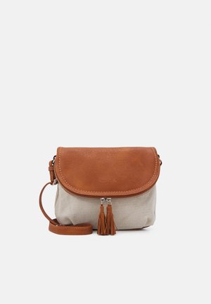 Lille crossbody taske med beige stofkrop, brun læderklap, justerbar rem og to frynse lynlåse på frontlommen.