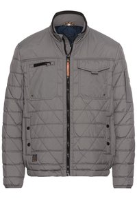 Grau gesteppte Jacke mit Stehkragen, Frontreißverschluss, mehreren Taschen und kontrastierenden schwarzen Details am Reißverschluss und an den Bündchen.