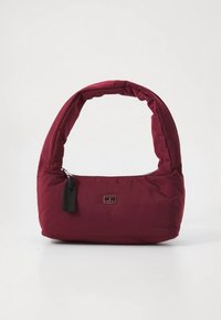 Geantă de umăr maro, cu mâner acoltat și rotunjit, realizată dintr-un material ușor. Dispune de un fermoar negru și o placă mică cu logo.