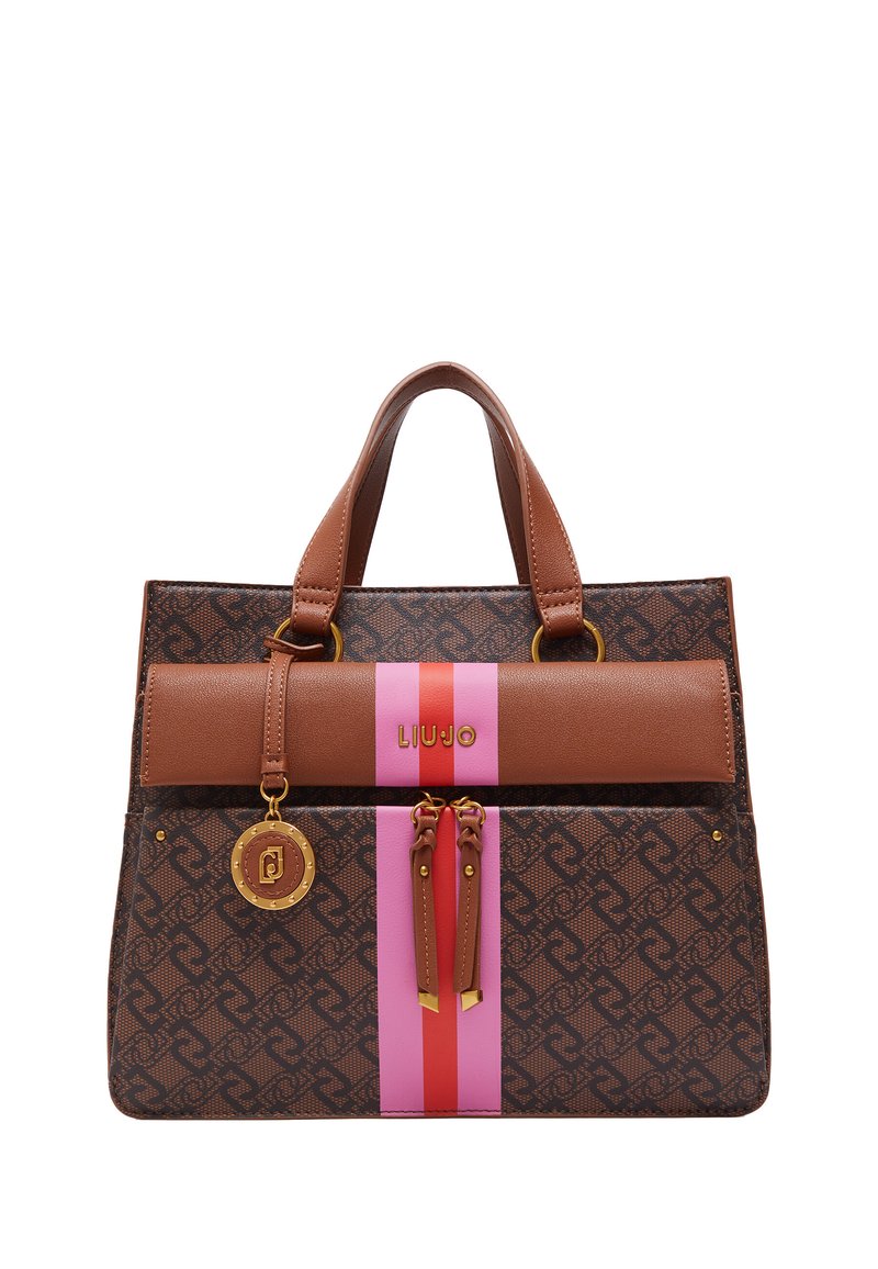 Brun mønstret håndtaske med en brun læderklap, lyserøde og røde striber, guld hardware og et hængende logo charm.