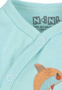 Jasnoniebieski pajacyk dla niemowląt wykonany z organicznej bawełny, z zabawną grafiką pomarańczowego ptaka w teksturowanym brązowym kapeluszu i zatrzaskami na ramieniu.