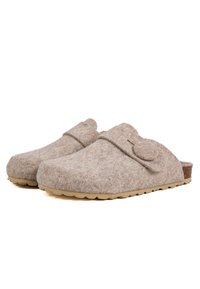 Sabots gris en feutre avec un bouton rond décoratif et une semelle en caoutchouc basse et flexible. La forme arrondie de la chaussure et la texture douce augmentent le confort et la chaleur.
