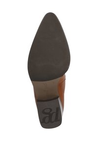 Zapato de tacón alto de cuero marrón con puntera afilada, textura suave y suela de goma negra con marca.