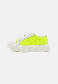 Baskets en mesh jaune fluo avec semelle et bout en caoutchouc blanc. Présentent des lacets ronds et une surface texturée pour la ventilation.