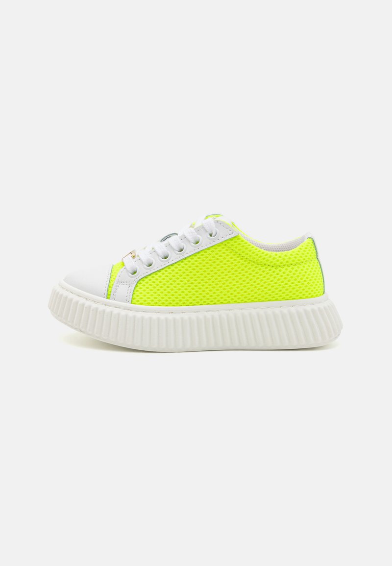 Baskets en mesh jaune fluo avec semelle et bout en caoutchouc blanc. Présentent des lacets ronds et une surface texturée pour la ventilation.