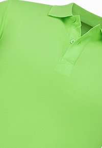 Groene polo met een gestructureerde stof, voorzien van een klassieke kraag, een knoopsluiting met drie knopen en een rechte zoom.