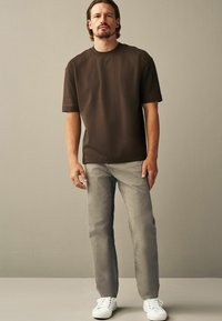 Next REGULAR FIT OVERDYED - Jean droit - mushroom