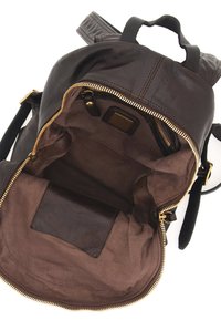 Zaino in pelle marrone con chiusura a zip, dettagli in oro e un ampio interno foderato in tessuto marrone. Tasche notevoli per lo stoccaggio.