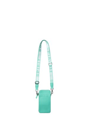 Türkisfarbene Umhängetasche für das Handy mit verstellbarem Riemen, versehen mit dem Schriftzug "SPIRIT" sowie silberfarbenen Metallverschlüssen und Reißverschluss.