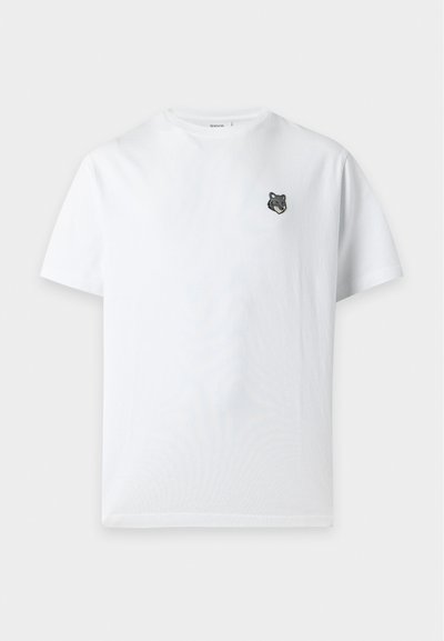 Λευκό T-shirt με κοντά μανίκια, με μικρό μαύρο και γκρι λογότυπο κεφαλής λύκου στο αριστερό μέρος του στήθους και στρογγυλή λαιμόκοψη.