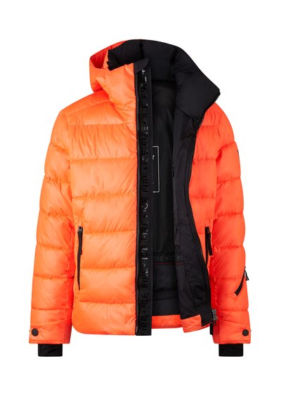 Kurtka puchowa z pomarańczową zewnętrzną warstwą i czarnym wnętrzem. Posiada wysoki kołnierz, zamek błyskawiczny z przodu oraz boczne kieszenie. Na zamku znajduje się tekst z detalami.