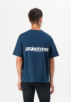JCOUNION BACK PRINT TEE CREW - Print T-shirt - titan