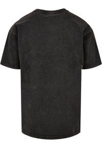 Sort bomulds T-shirt med korte ærmer, klassisk rund hals og subtil tekstur; har en ren syning langs kanterne.