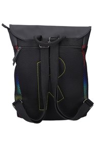 Zaino in rete nera con parte superiore impermeabile, cuciture gialle e accenti arcobaleno sui lati. Presenta spallacci regolabili e una tasca con zip.